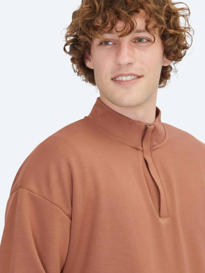 Roter Rollkragenpullover