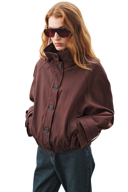 Schwarze Bomberjacke im Trenchcoat-Stil.