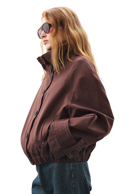 Schwarze Bomberjacke im Trenchcoat-Stil.