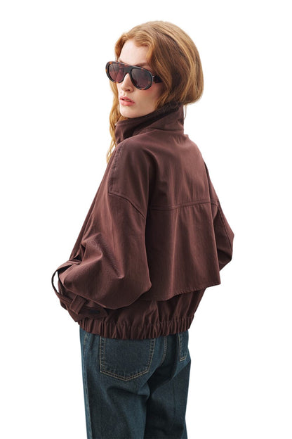 Schwarze Bomberjacke im Trenchcoat-Stil.