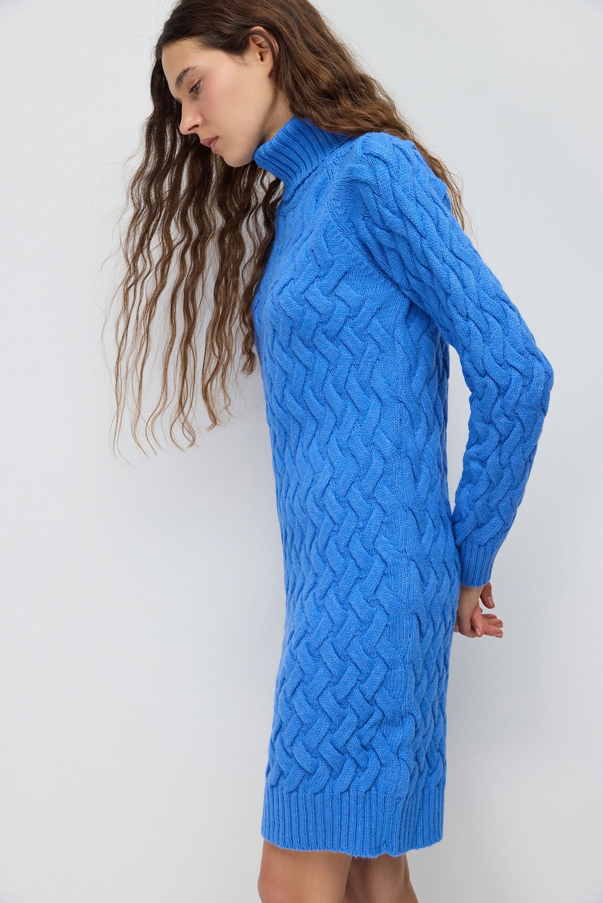 Rollkragen-Strickkleid