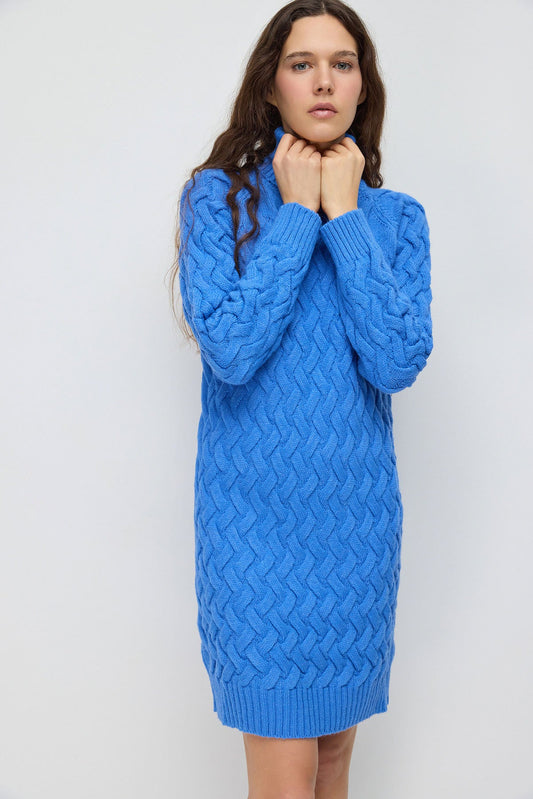 Rollkragen-Strickkleid