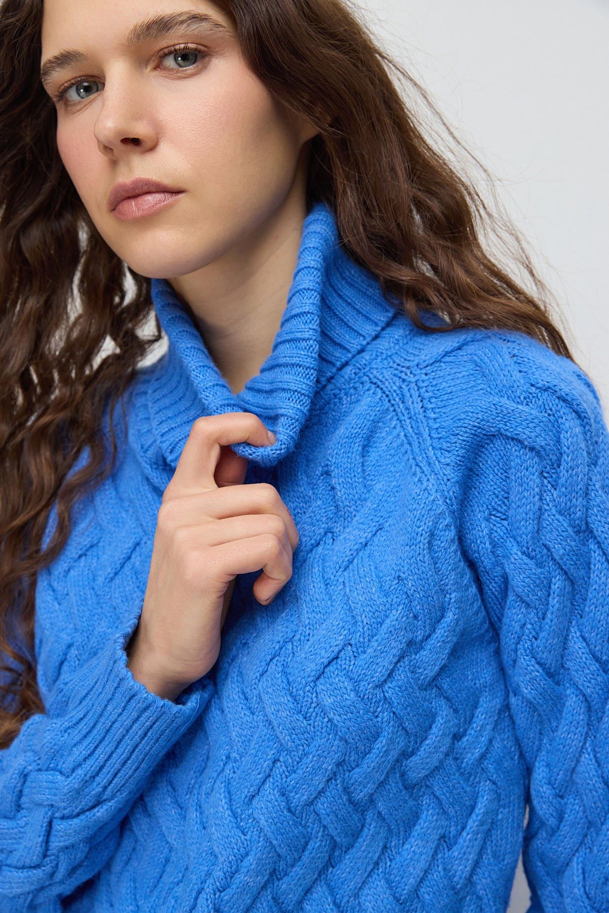 Rollkragen-Strickkleid