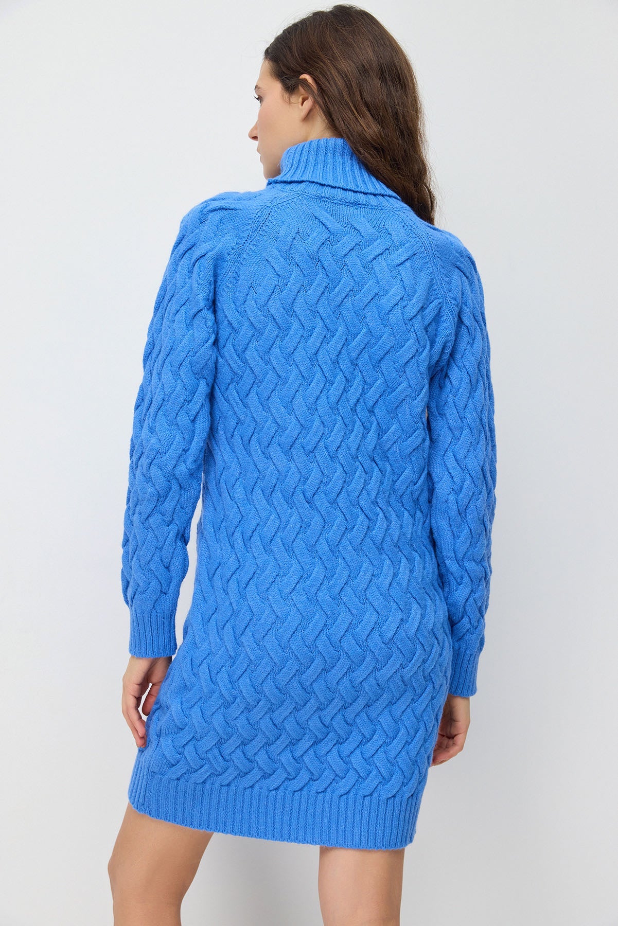 Rollkragen-Strickkleid
