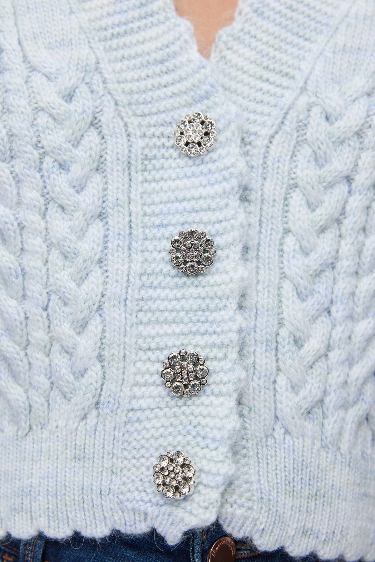 Strickcardigan mit Steinverzierungen und Knöpfen