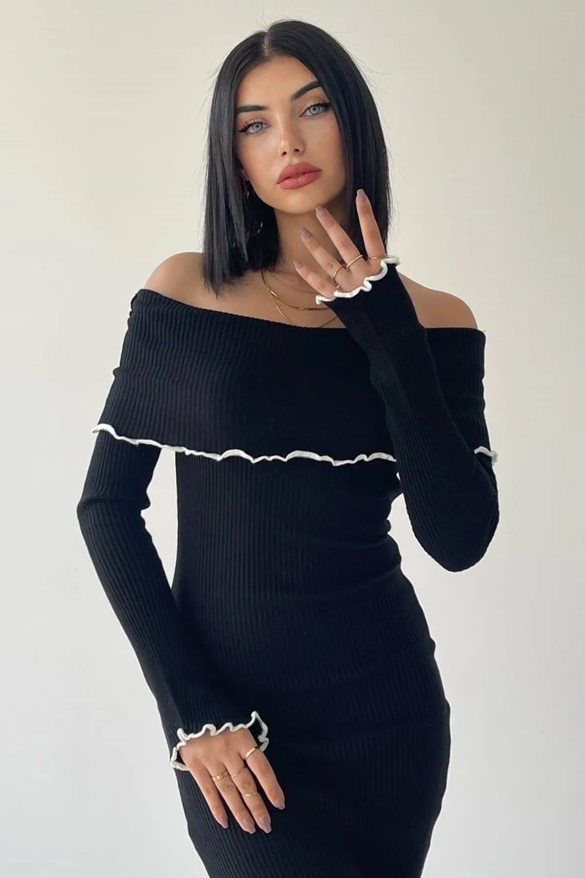 Langärmeliges Midikleid mit Carmen-Ausschnitt