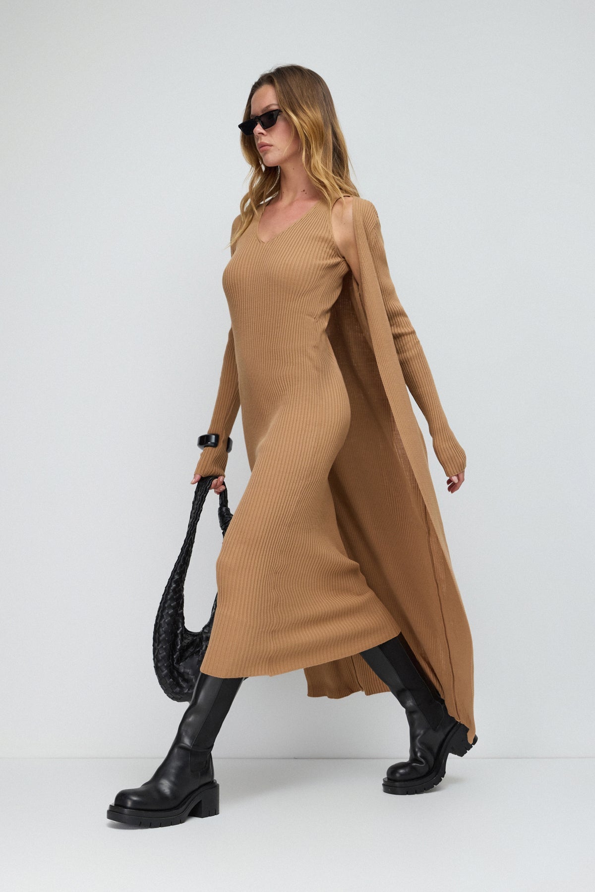 Zweiteiliges Set aus Strickkleid und Strickjacke
