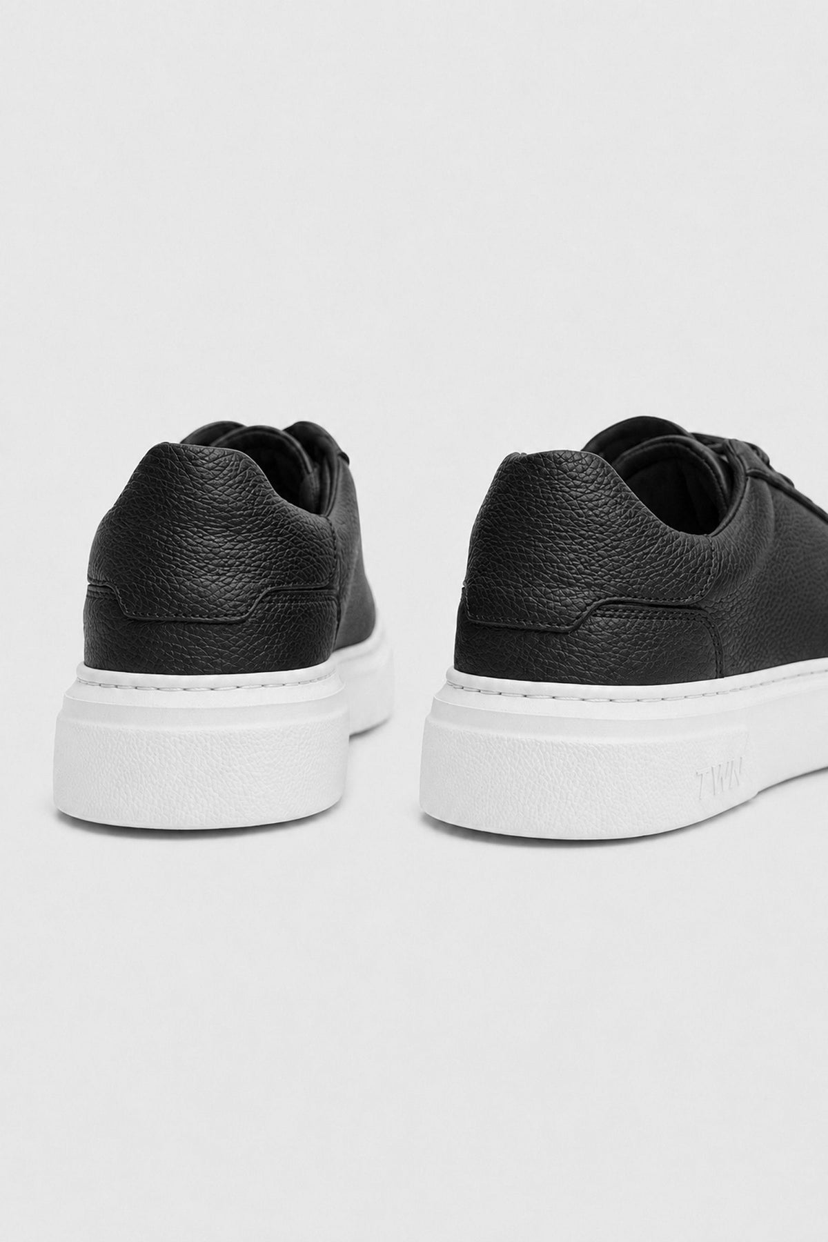 Schwarze Schnürschuhe mit dicker Sohle