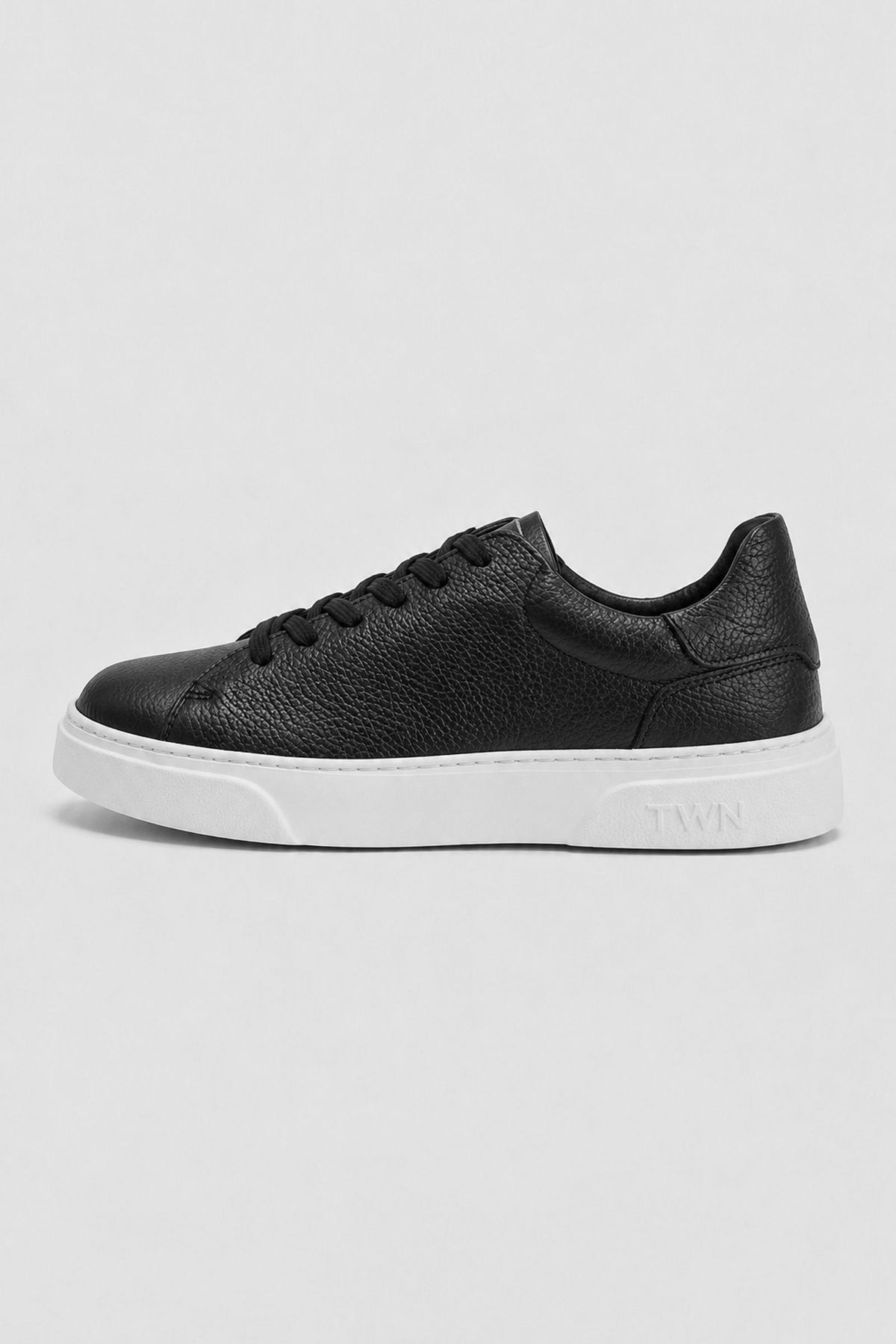 Schwarze Schnürschuhe mit dicker Sohle
