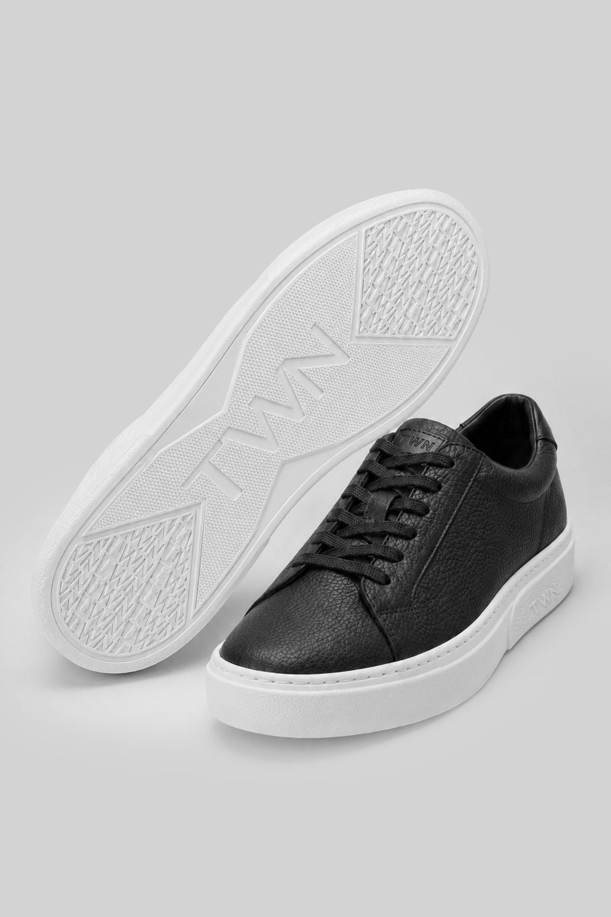 Schwarze Schnürschuhe mit dicker Sohle