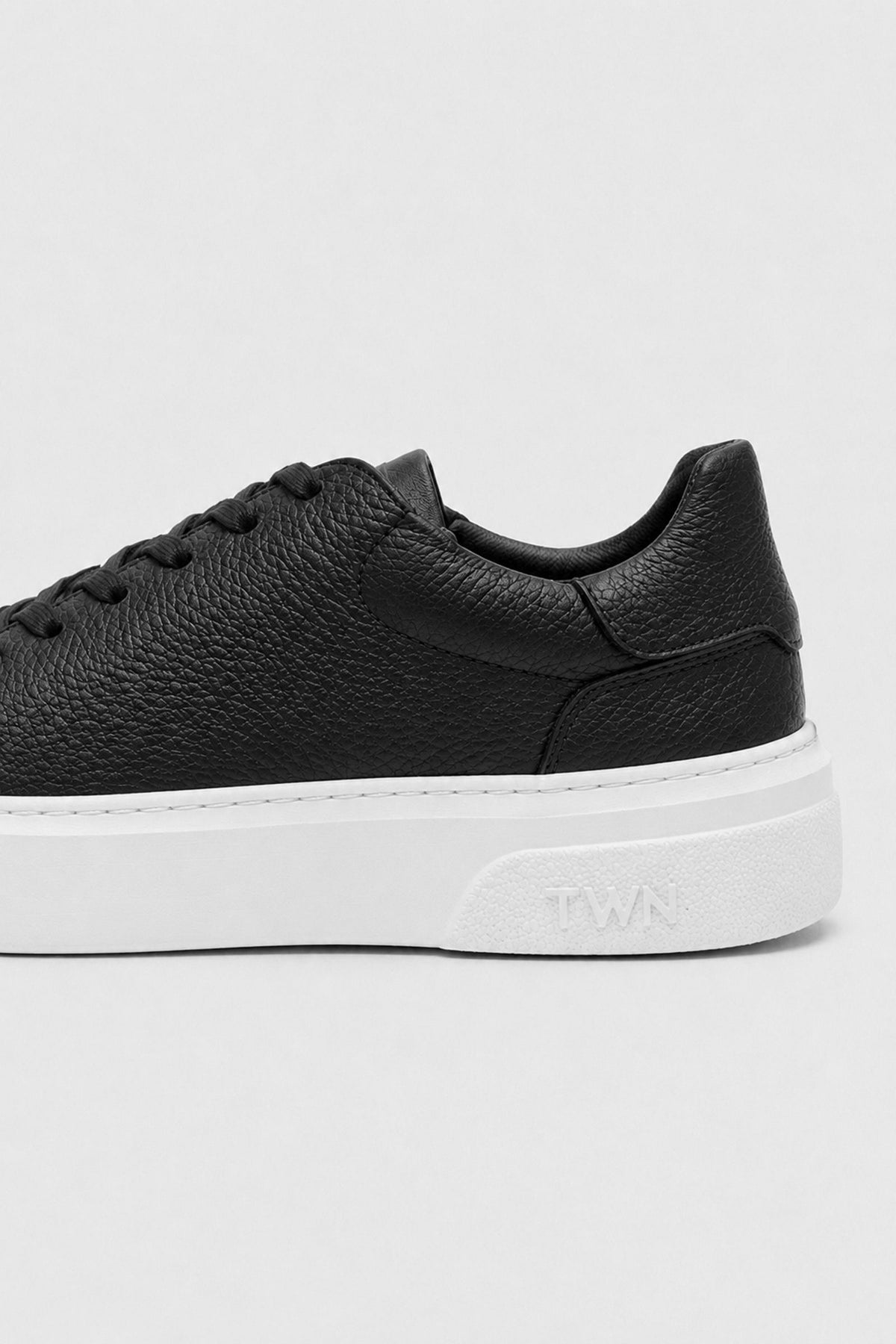 Schwarze Schnürschuhe mit dicker Sohle