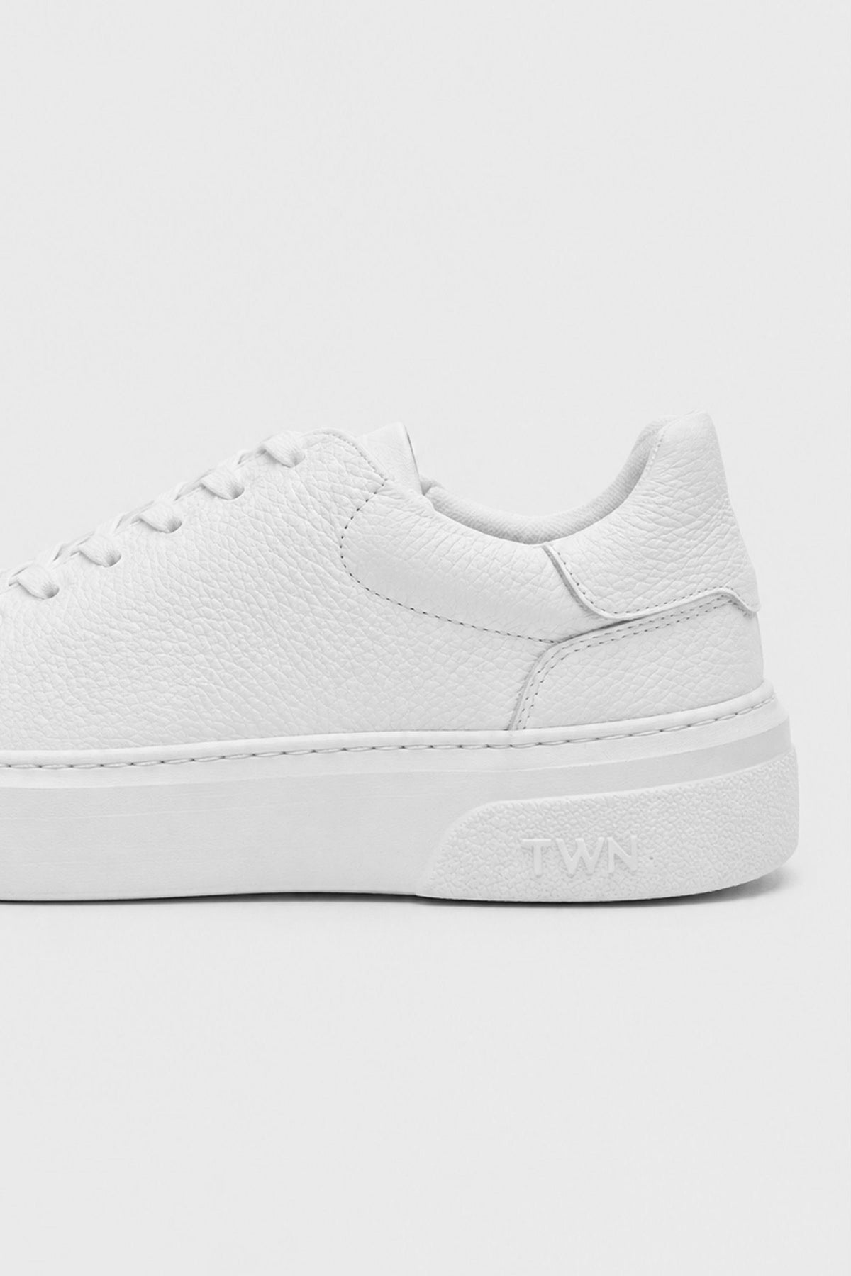 Schwarze Schnürschuhe mit dicker Sohle