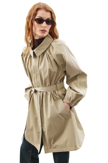 ÜBERGRÖSSERTER BINDE-MIDI-TRENCHMANTEL IN KHAKI