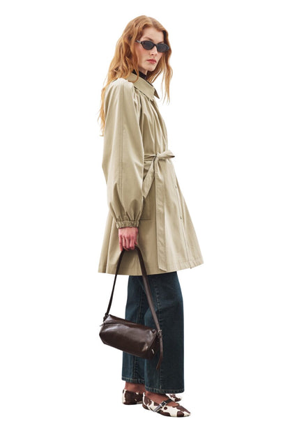 ÜBERGRÖSSERTER BINDE-MIDI-TRENCHMANTEL IN KHAKI