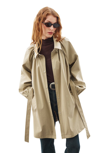 ÜBERGRÖSSERTER BINDE-MIDI-TRENCHMANTEL IN KHAKI