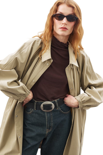 ÜBERGRÖSSERTER BINDE-MIDI-TRENCHMANTEL IN KHAKI