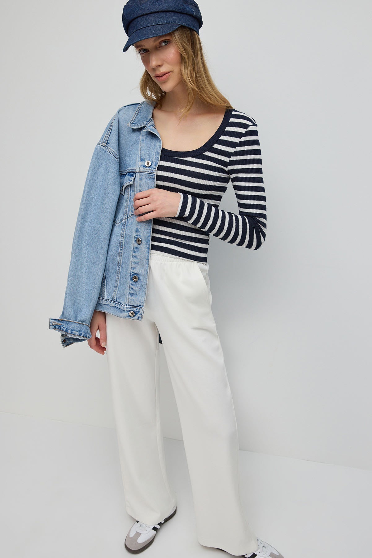 Langärmlige, gestreifte Bluse mit V-Ausschnitt