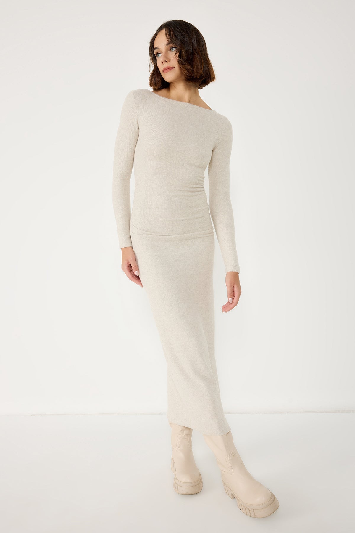 Langärmeliges, schlichtes Midikleid