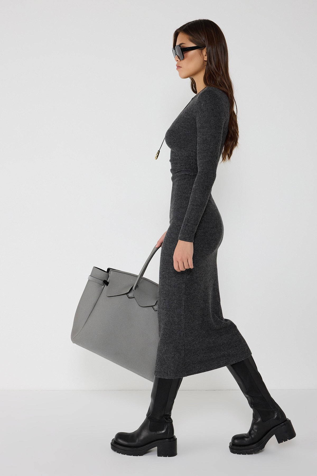 Langärmeliges, schlichtes Midikleid