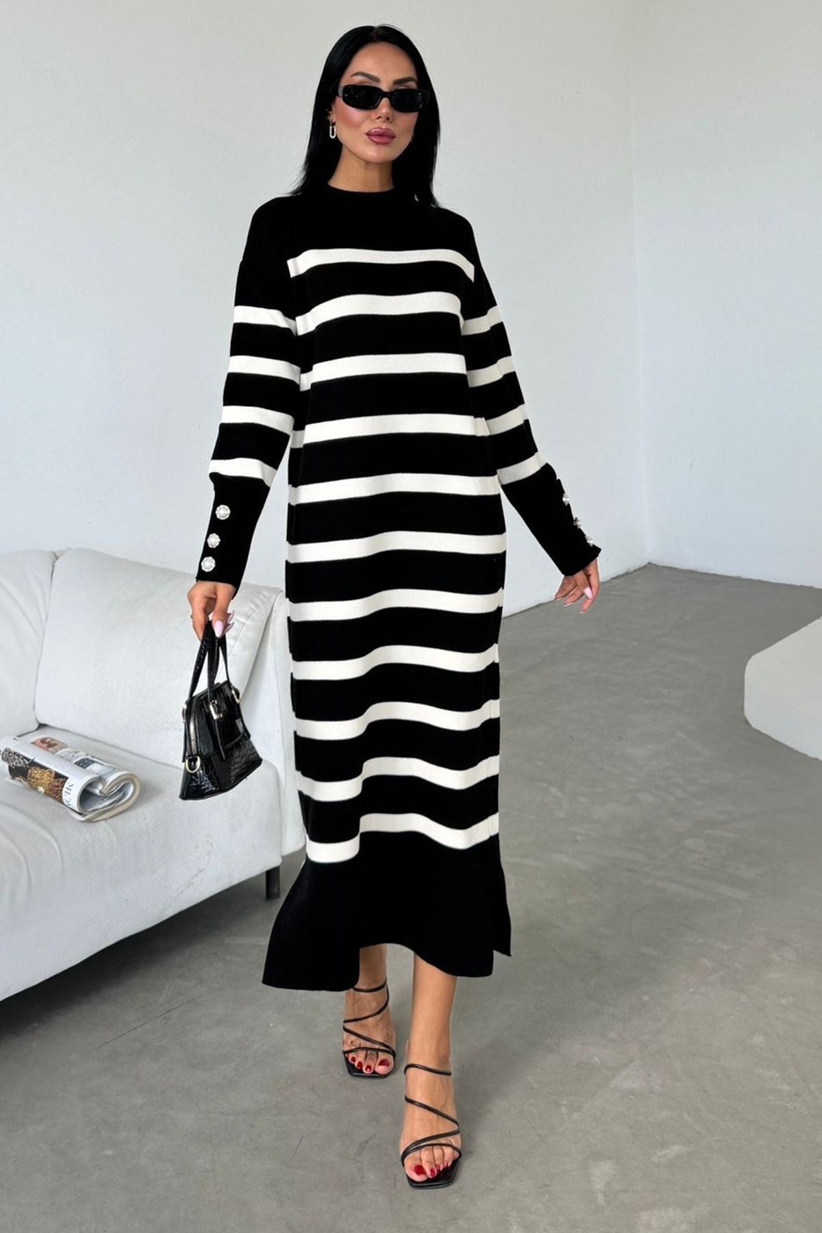 Langärmeliges, gestreiftes Strickkleid in Midi-Länge mit Rundhalsausschnitt und Knopfdetails an den Ärmeln.