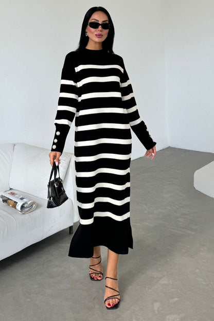 Langärmeliges, gestreiftes Strickkleid in Midi-Länge mit Rundhalsausschnitt und Knopfdetails an den Ärmeln.