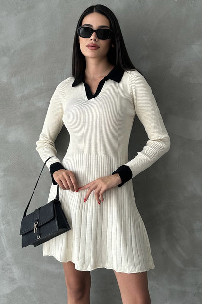 Langärmeliges Strickkleid mit ausgestelltem Polokragen und lockerer Passform