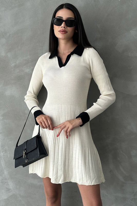 Langärmeliges Strickkleid mit ausgestelltem Polokragen und lockerer Passform