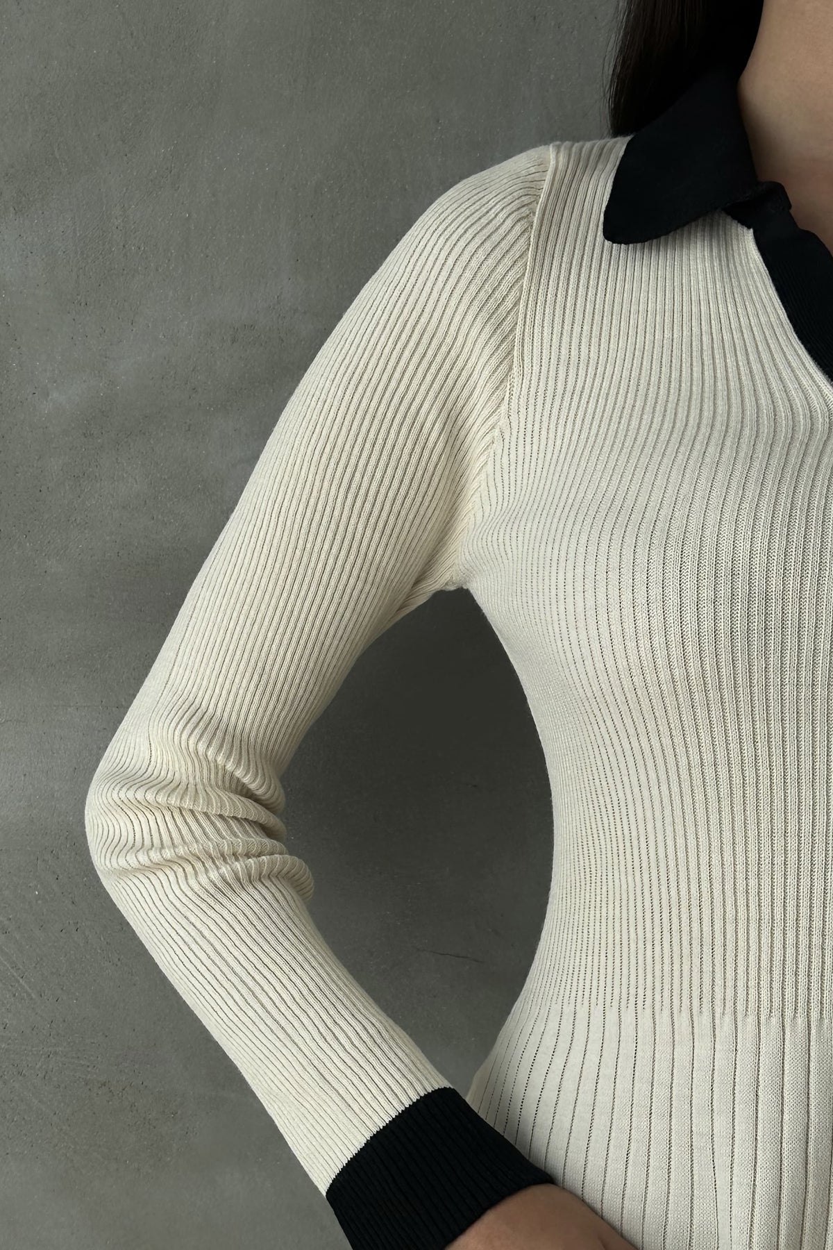 Langärmeliges Strickkleid mit ausgestelltem Polokragen und lockerer Passform