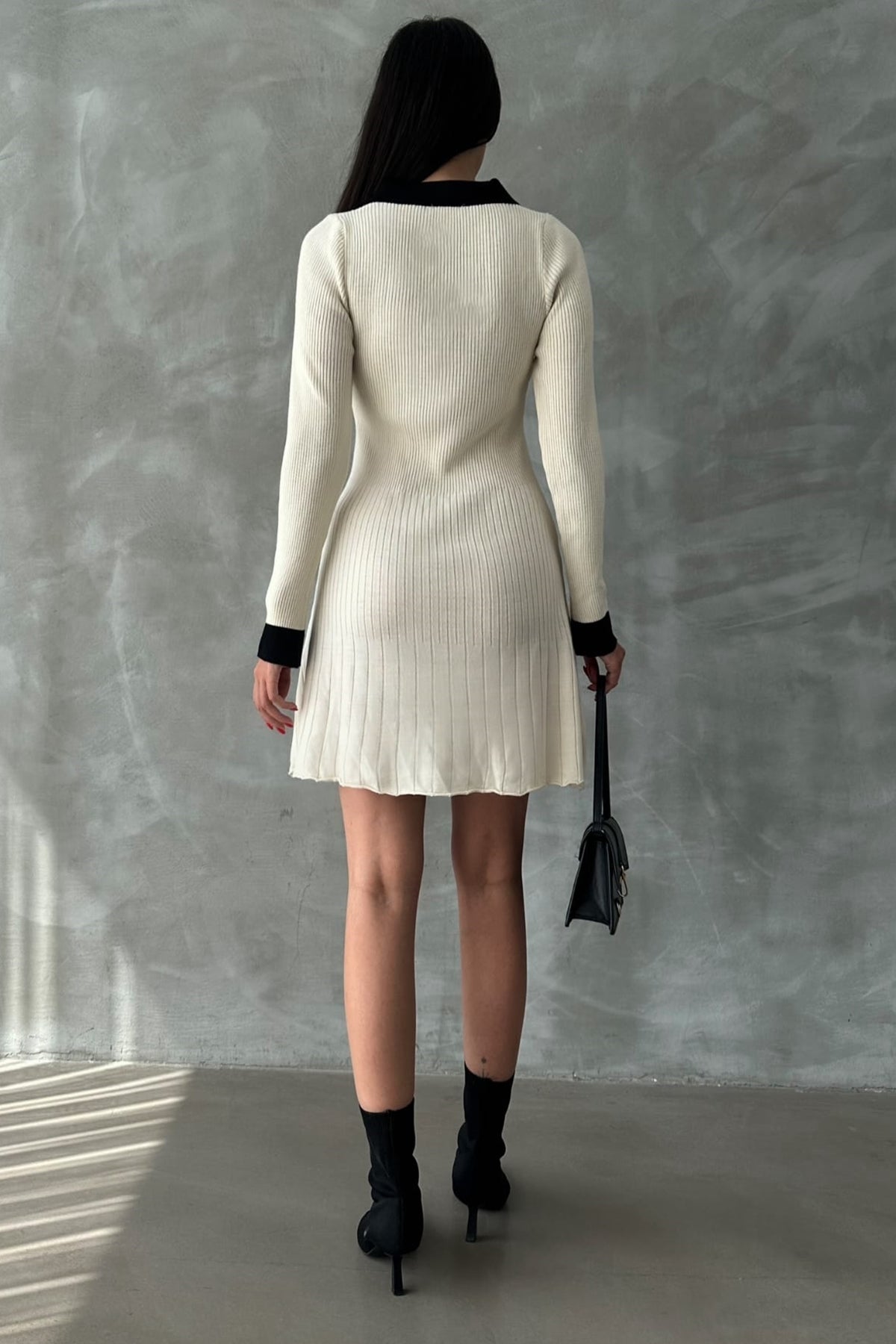 Langärmeliges Strickkleid mit ausgestelltem Polokragen und lockerer Passform