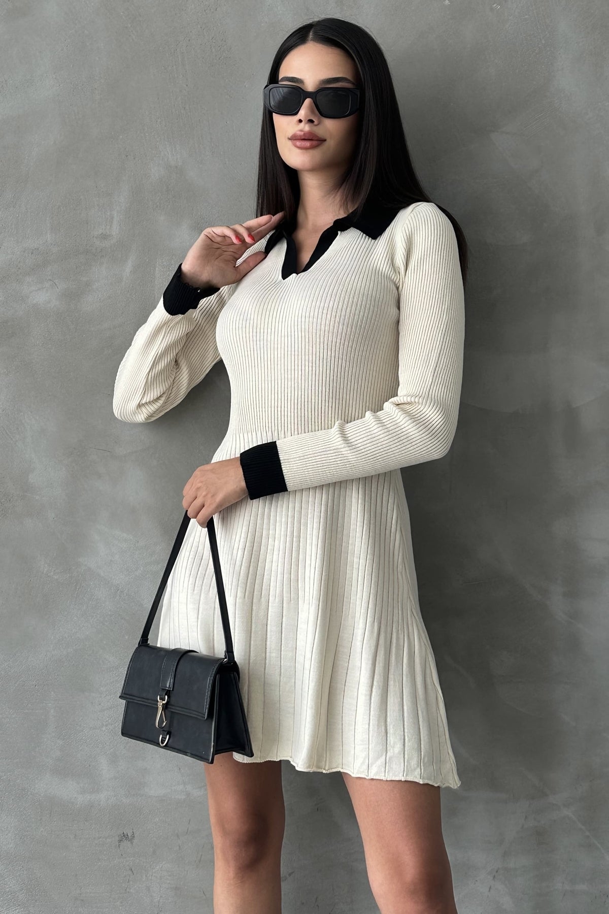 Langärmeliges Strickkleid mit ausgestelltem Polokragen und lockerer Passform