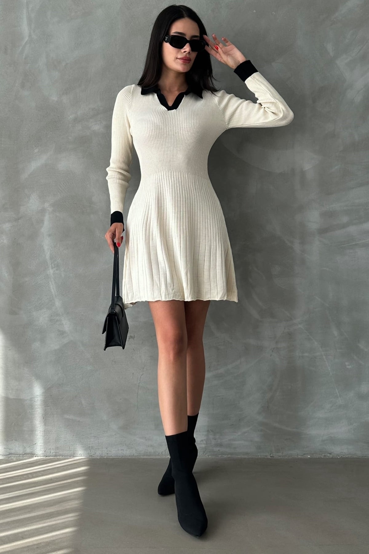 Langärmeliges Strickkleid mit ausgestelltem Polokragen und lockerer Passform