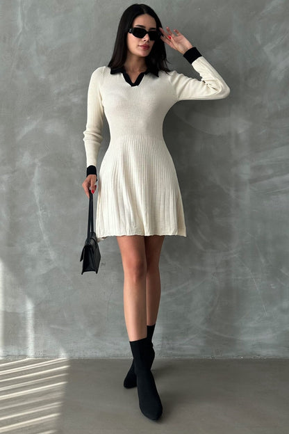 Langärmeliges Strickkleid mit ausgestelltem Polokragen und lockerer Passform