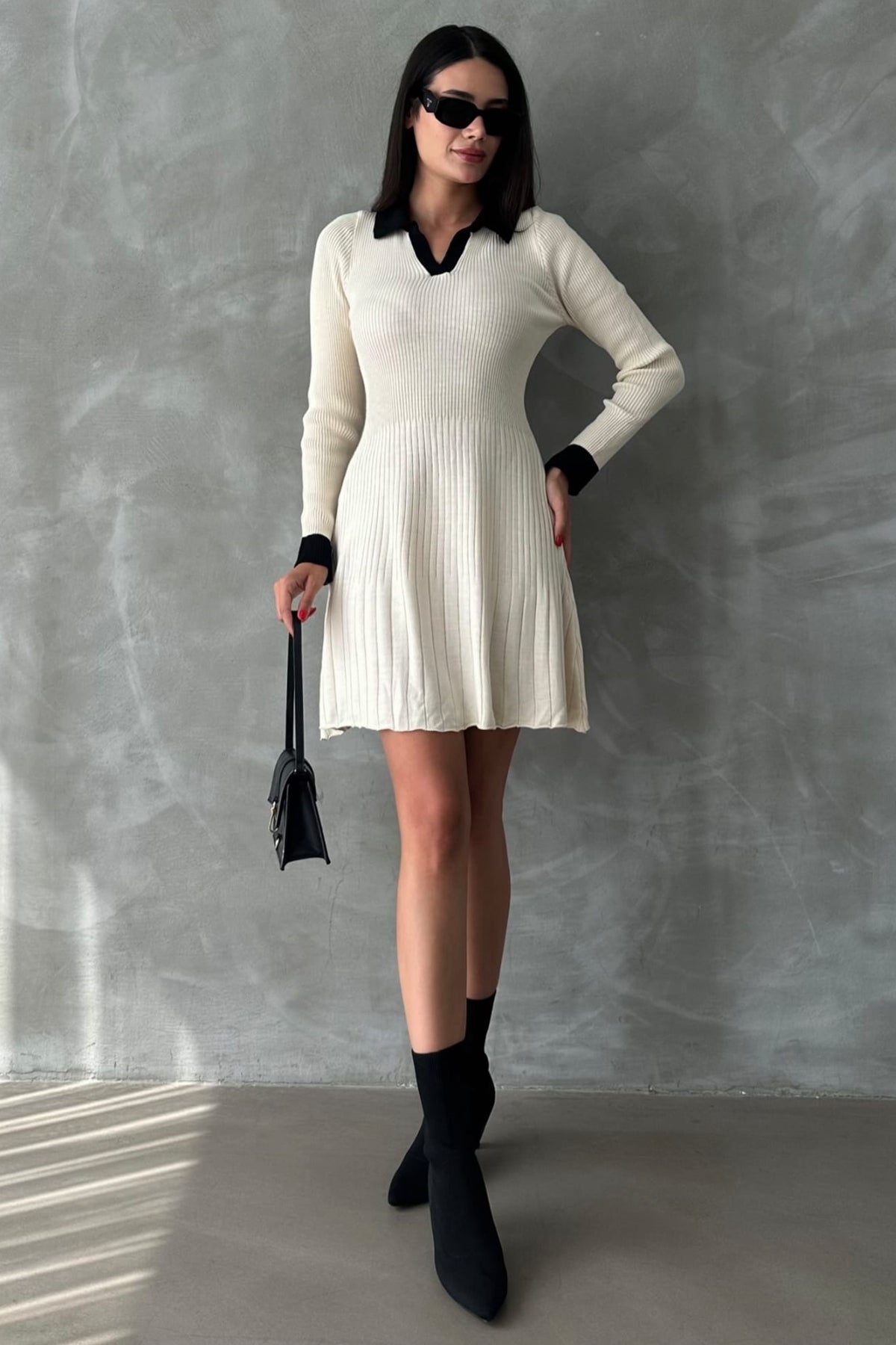 Langärmeliges Strickkleid mit ausgestelltem Polokragen und lockerer Passform