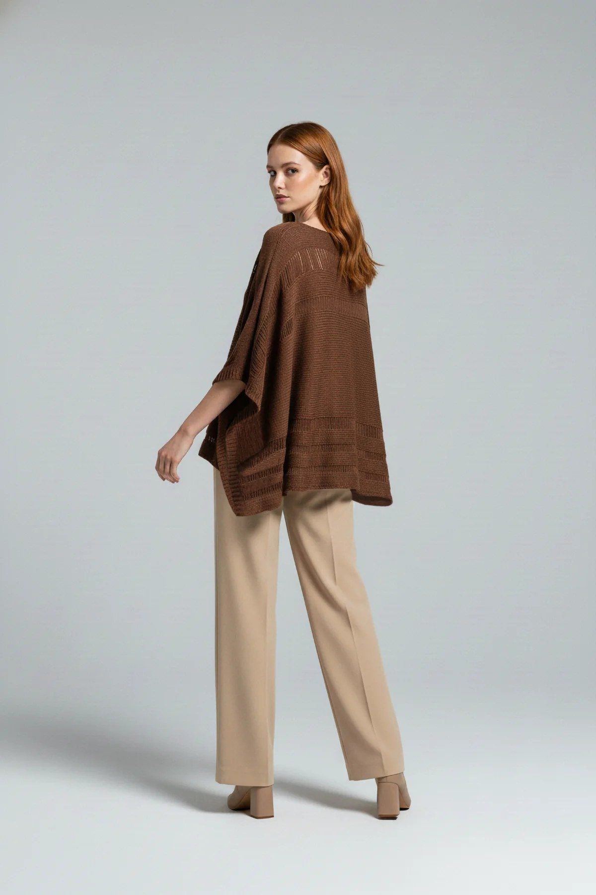 Langärmeliger, locker geschnittener Strickpullover.