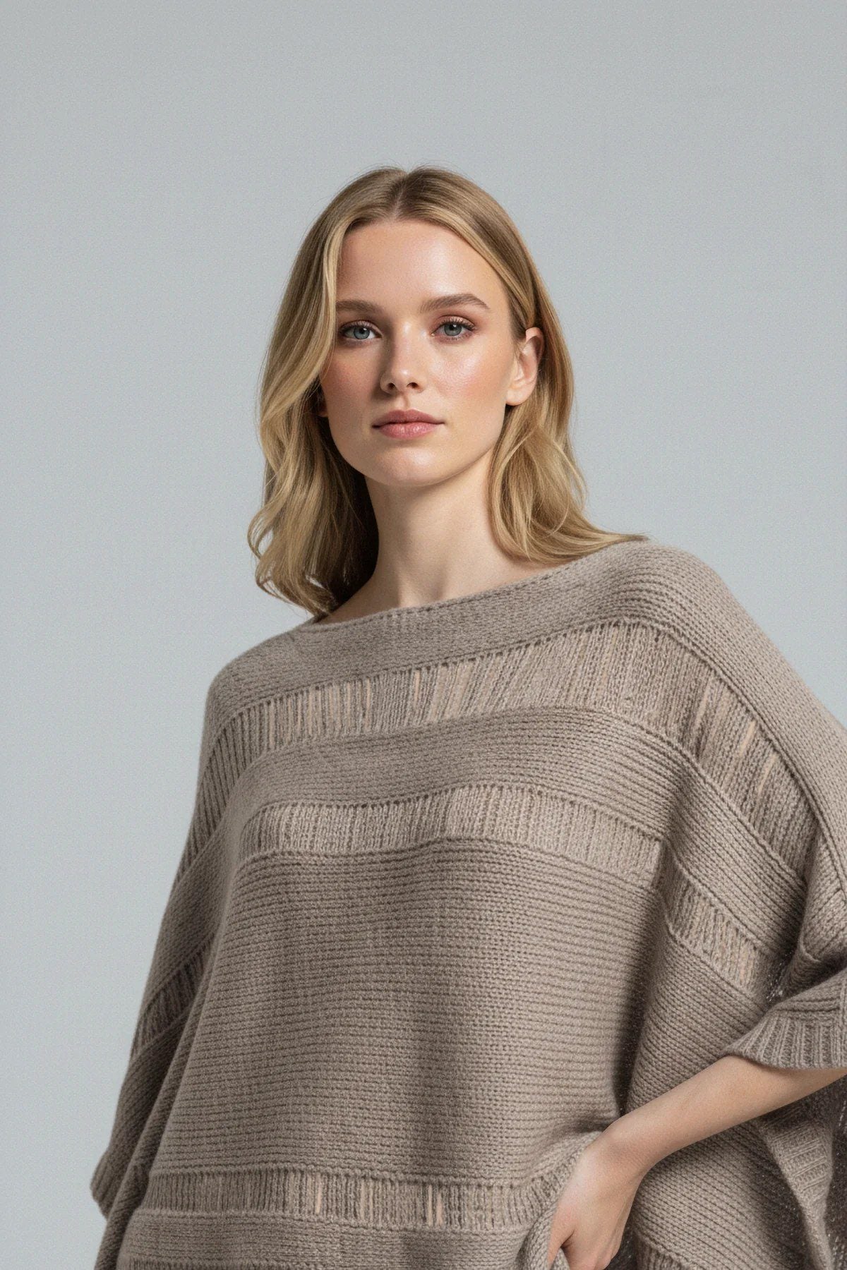 Langärmeliger, locker geschnittener Strickpullover.