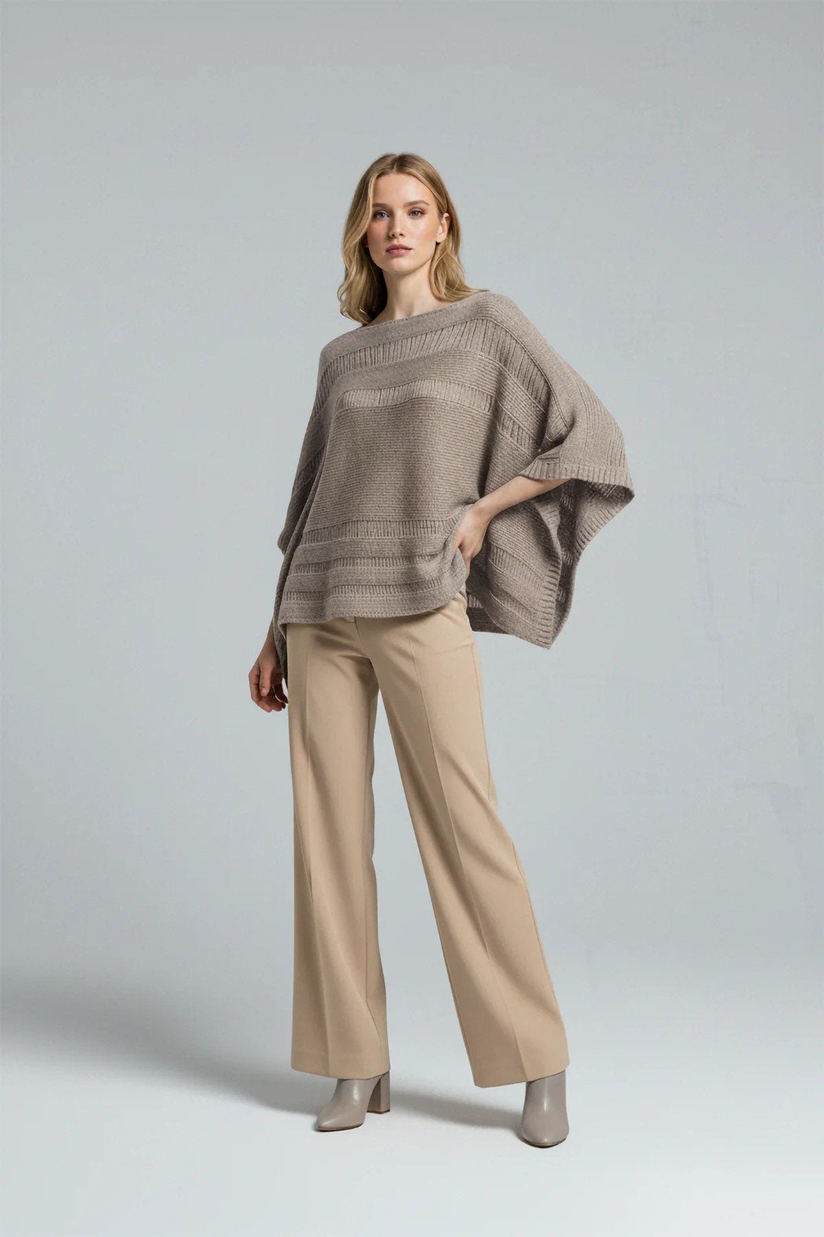 Langärmeliger, locker geschnittener Strickpullover.