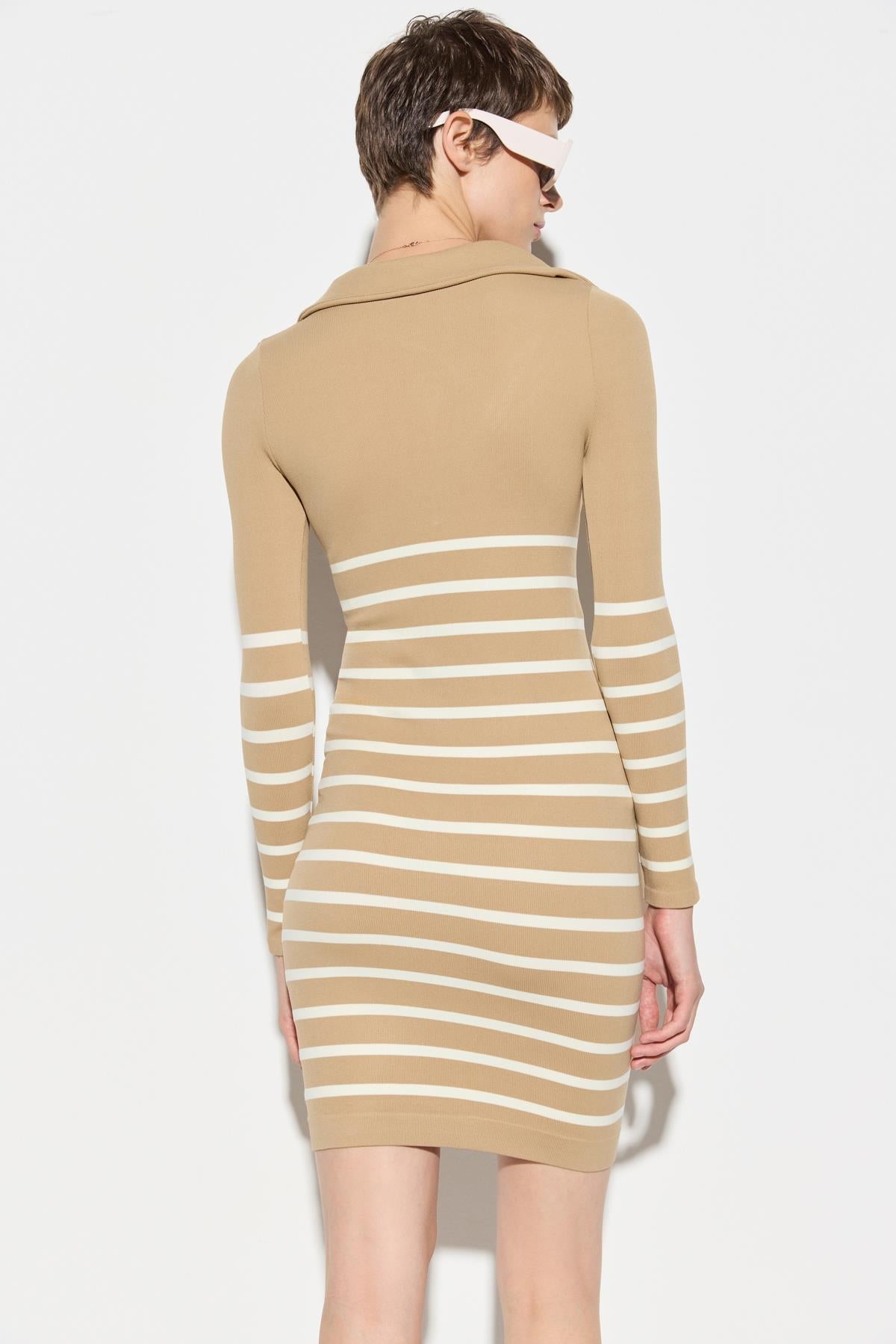 Langärmeliges Kleid mit V-Ausschnitt