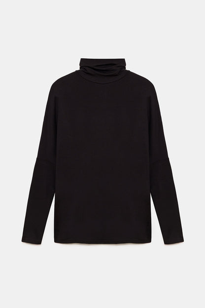 Langärmelige, kurze Rollkragenbluse