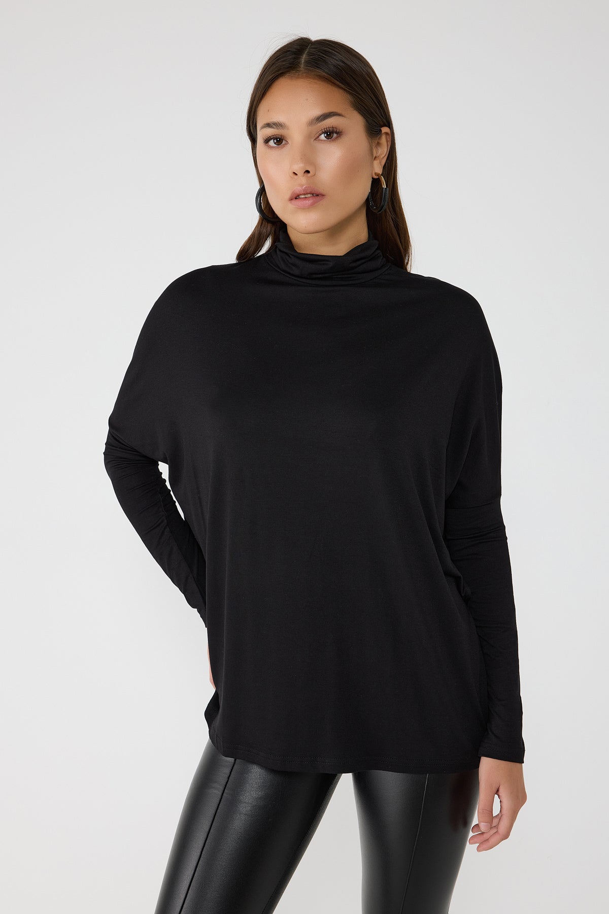 Langärmelige, kurze Rollkragenbluse