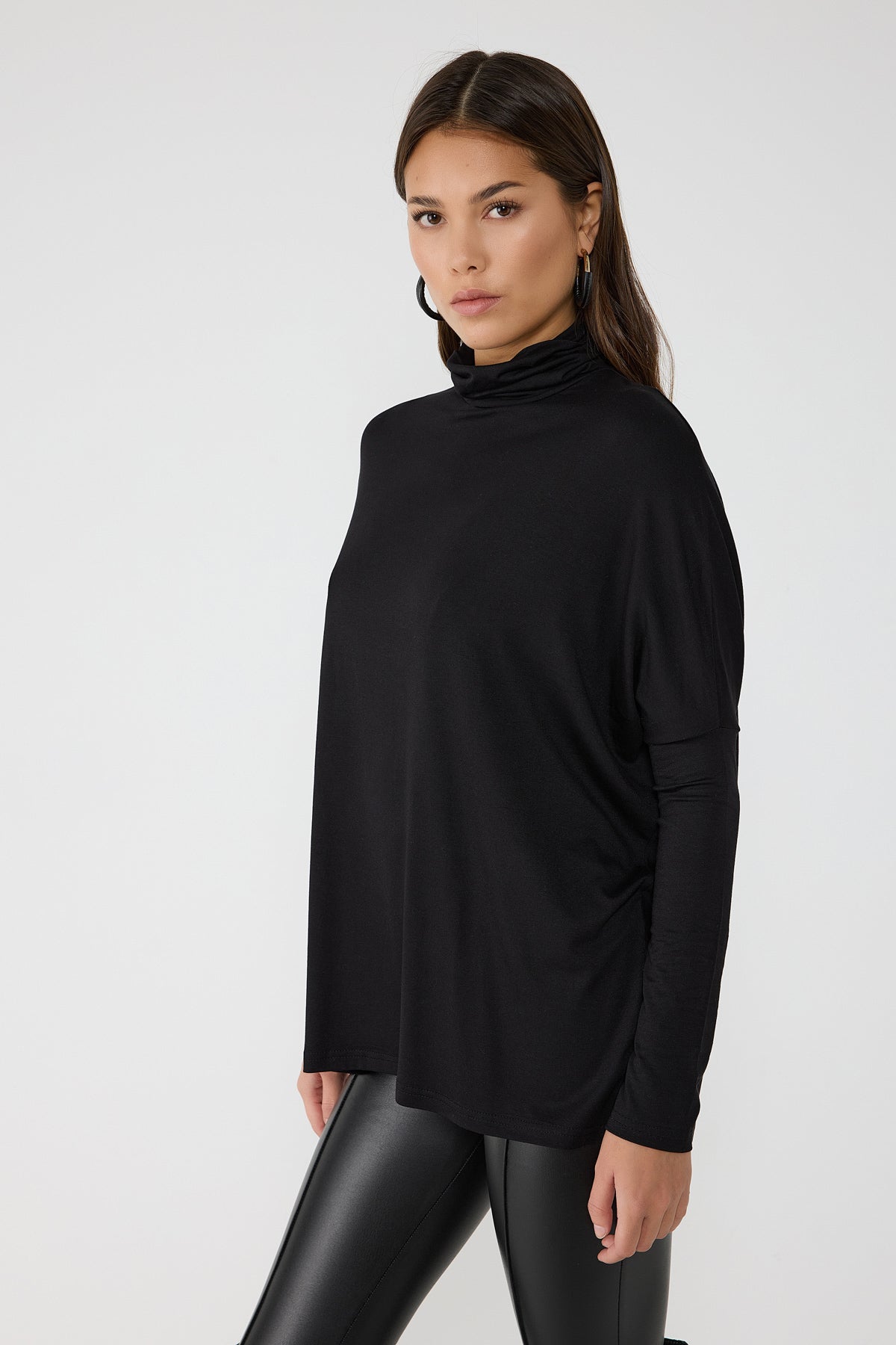 Langärmelige, kurze Rollkragenbluse