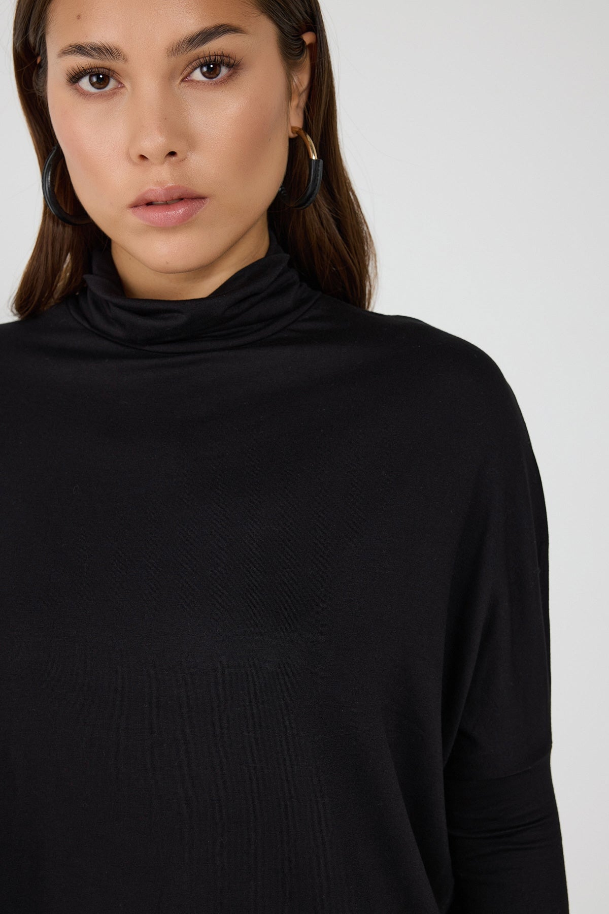 Langärmelige, kurze Rollkragenbluse