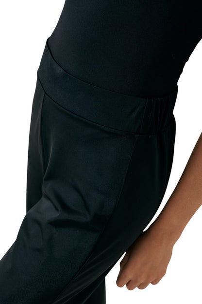 LANGE, BESCHEIDENE BADEHOSE, SCHWARZ.