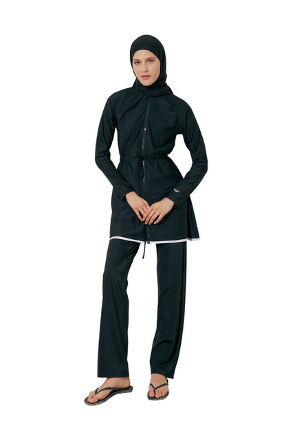LANGE, BESCHEIDENE BADEHOSE, SCHWARZ.
