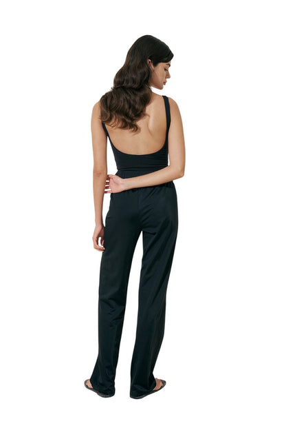 LANGE, BESCHEIDENE BADEHOSE, SCHWARZ.