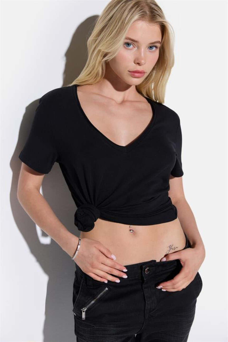 Basic-T-Shirt mit V-Ausschnitt und kurzen Ärmeln