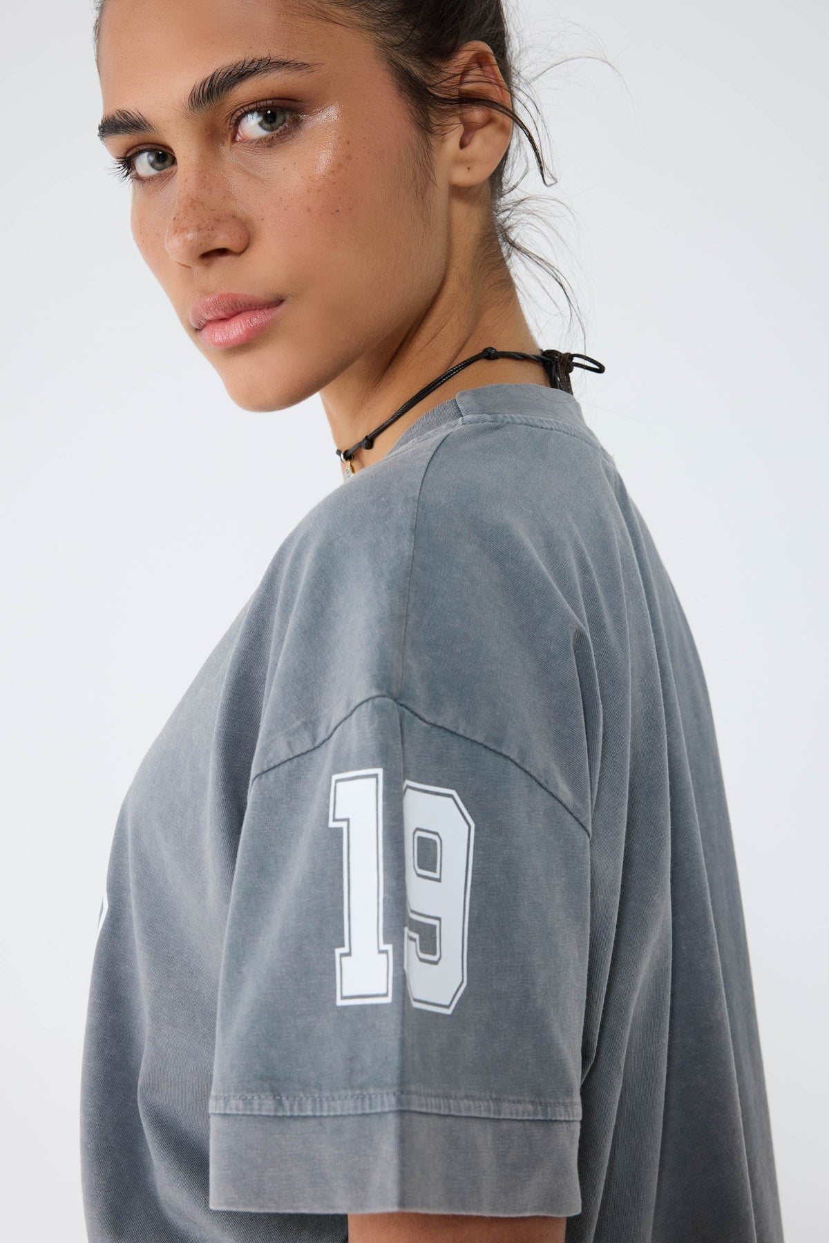 Bedrucktes T-Shirt mit V-Ausschnitt