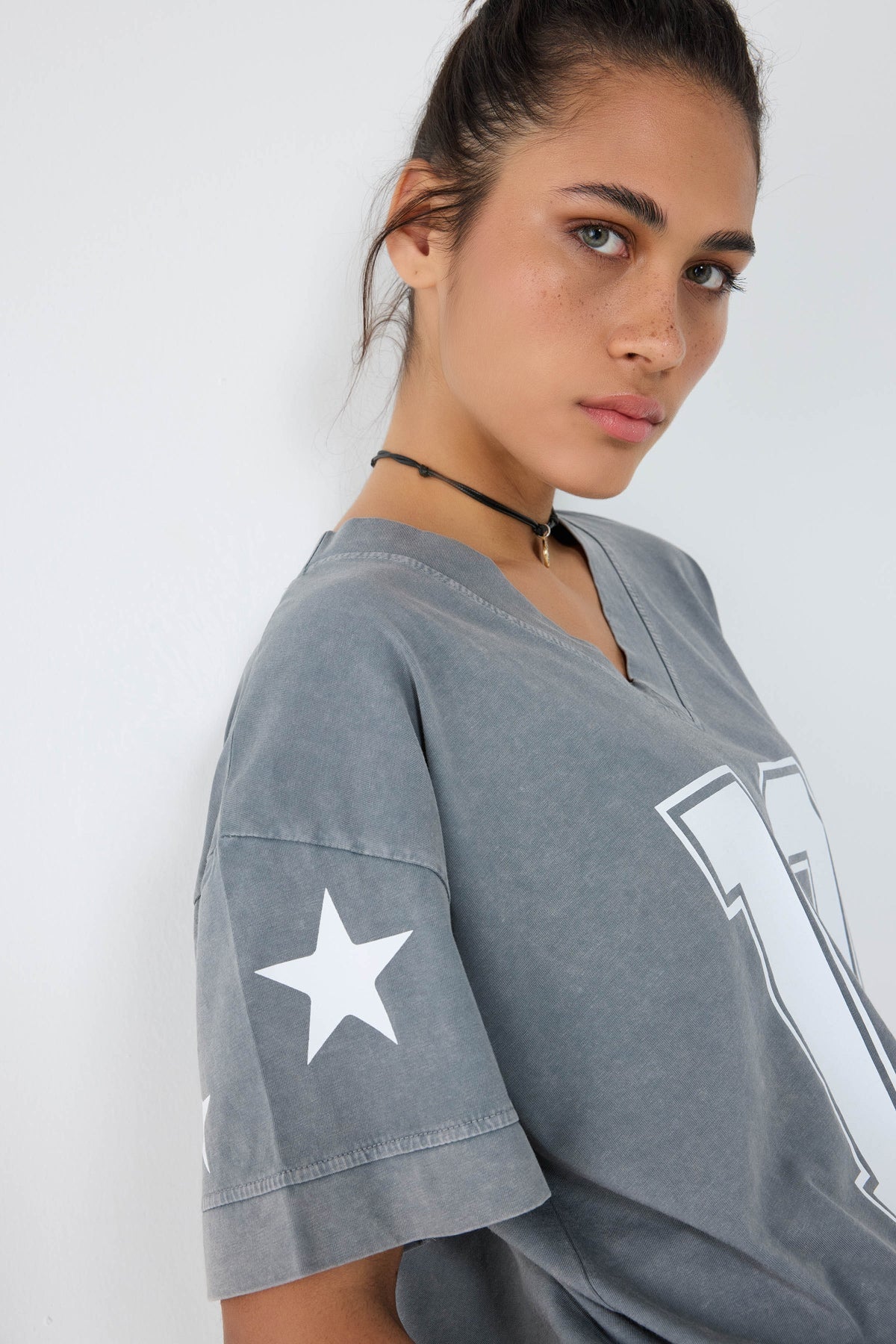 Bedrucktes T-Shirt mit V-Ausschnitt