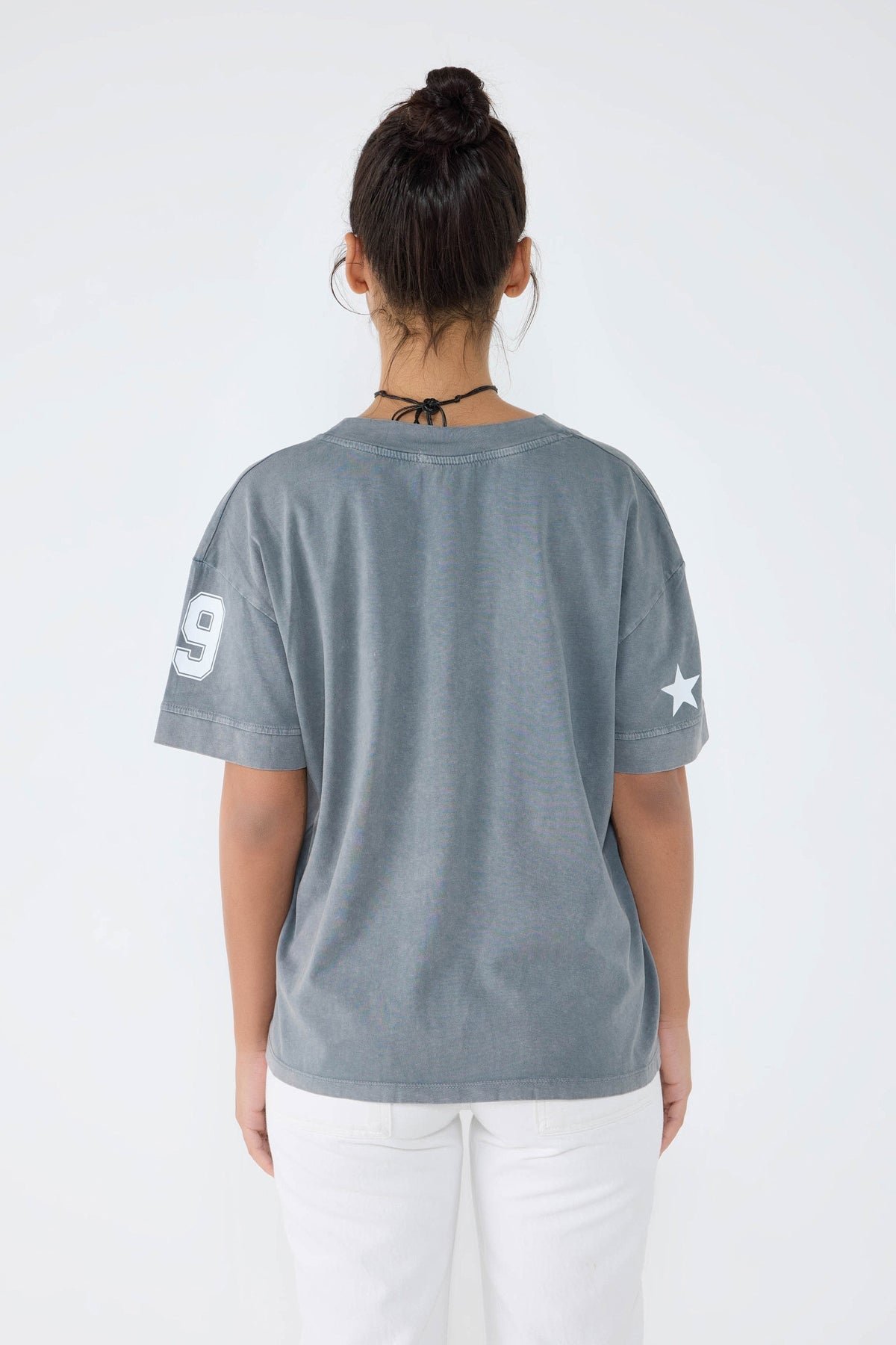 Bedrucktes T-Shirt mit V-Ausschnitt