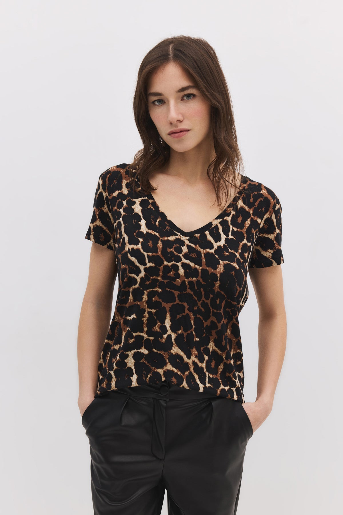 T-Shirt mit V-Ausschnitt und Muster