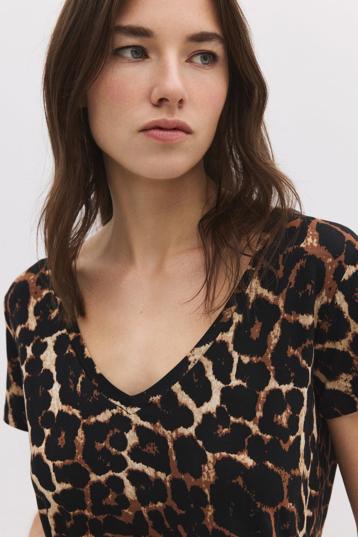 T-Shirt mit V-Ausschnitt und Muster